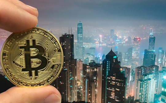 比特币是一种基于区块链技术的加密货币，其原理是将所有交易记录在去中心化的公开账本上，通过矿工的算力竞争来确认交易并生成新的区块，从而确保安全透明，无需第三方中介即可实现点对点支付。
